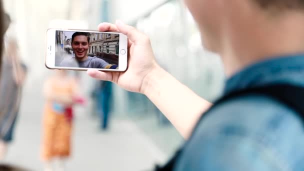 Videollamada. Primer plano de la pantalla del teléfono con chat de vídeo — Vídeo de stock