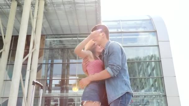 Paar In liefde vergadering op luchthaven, knuffelen en zoenen — Stockvideo