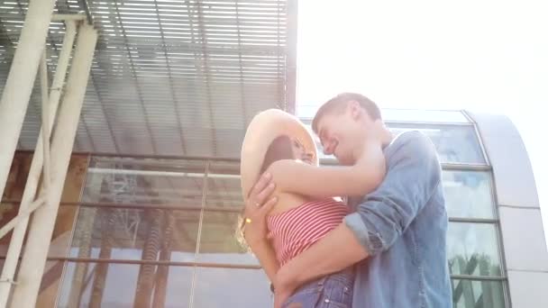 Paar In liefde vergadering op luchthaven, knuffelen en zoenen — Stockvideo