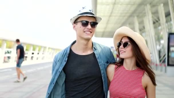 Sommaren resor. Par som reser på flygplatsen på semester — Stockvideo