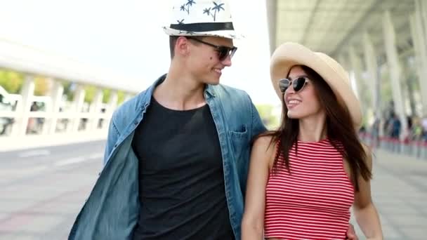 Menschen auf Reisen. Schönes Paar auf Reisen im Flughafen — Stockvideo