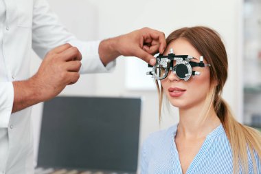 Göz muayenesi. Kadın gözlük göz kliniğinde kontrol
