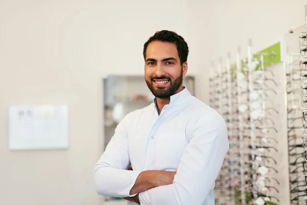 Optician Man Near Showcase With Eyeglasses At Glasses Shop — Stock Photo, Image
