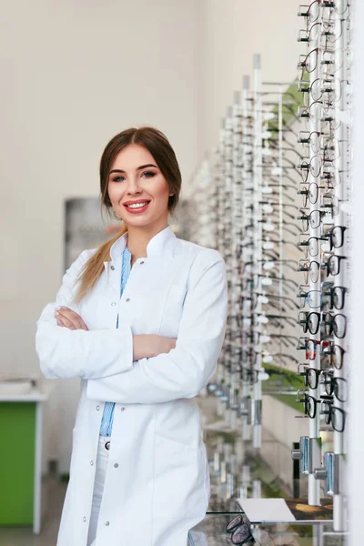 Femme opticien au magasin de lunettes de vue Portrait — Photo