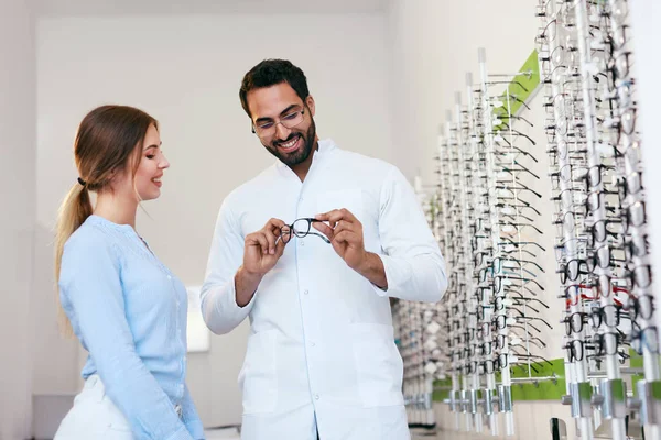 Negozio di ottica. Eye Doctor aiutare la donna La scelta di occhiali da vista — Foto Stock