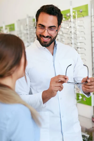 Negozio di ottica. Eye Doctor aiutare la donna La scelta di occhiali da vista — Foto Stock