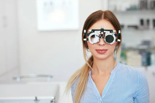 Teste de visão. Mulher em Optometrist Trial Frame na Optometria — Fotografia de Stock