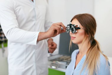 Göz muayenesi. Kadın gözlük göz kliniğinde kontrol