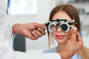 Göz muayenesi. Kadın gözlük göz kliniğinde kontrol