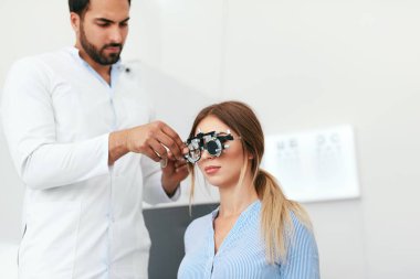 Optometri test göz kliniği kadın görme kontrol doktor