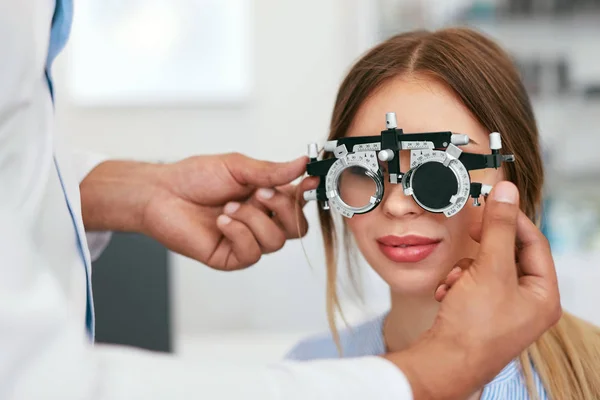 Synundersökning. Kvinna i glasögon kontroll syn på klinik — Stockfoto