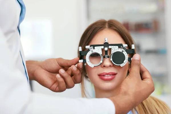 Augenuntersuchung. Frau mit Brille überprüft Sehkraft in Klinik — Stockfoto