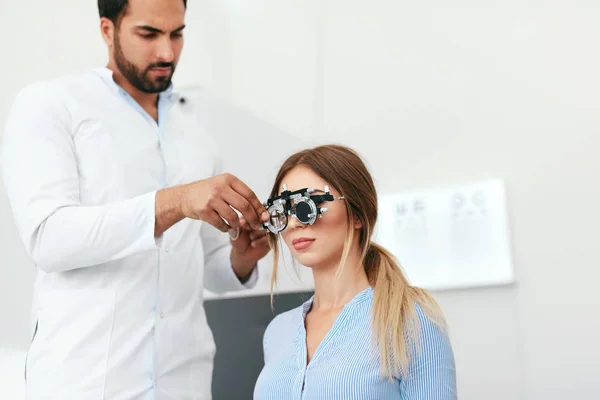 Test di optometria. Eye Doctor Controllo della vista della donna alla clinica — Foto Stock