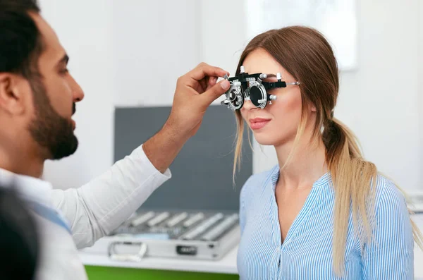 Оптометрический тест. Глазной врач проверяет зрение женщины в клинике — стоковое фото