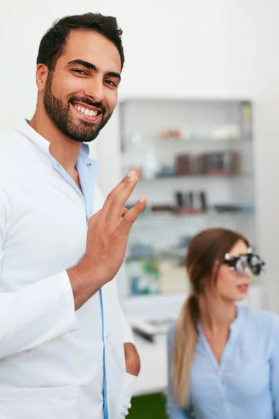 Eye Doctor On Eye Exam With Patient At Clinic — Stock Photo, Image