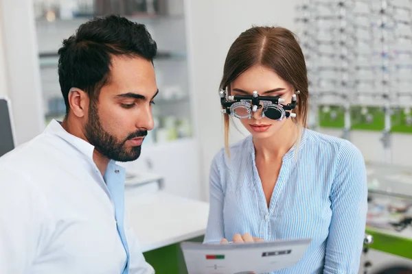 Oftalmologie-kliniek. Oogarts testen vrouw gezichtsvermogen — Stockfoto