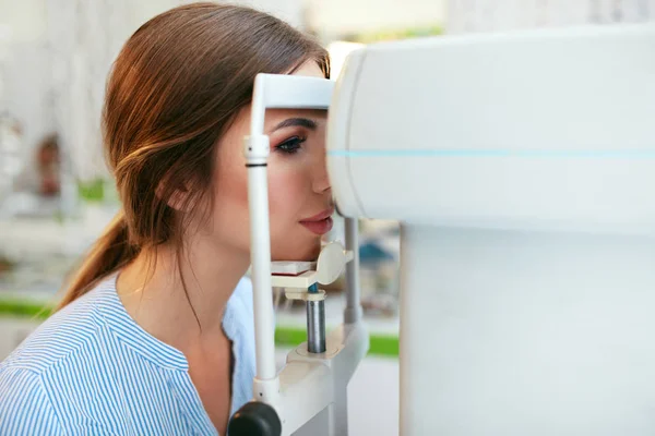 Látás vizsga. Nő Eye Vision optometriai berendezések ellenőrzése — Stock Fotó