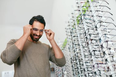 Gözlük dükkanı. Gözlük optik mağaza üzerinde çalışan adam