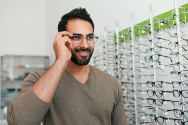 Gözlük dükkanı. Gözlük optik mağaza üzerinde çalışan adam