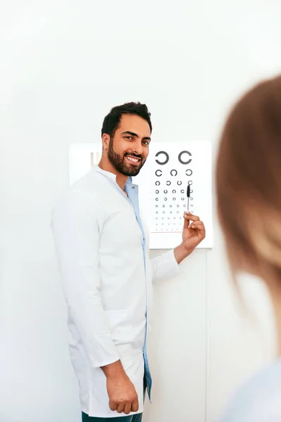 Pemeriksaan Penglihatan. Ophthalmologist Dengan Kartu Chart Mata — Stok Foto
