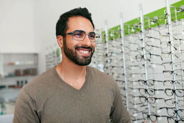 Bril Shop. Man probeert op brillen In optica winkel — Stockfoto