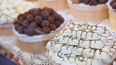 Çikolata Mağazası. Dükkanda raflarda çikolata tatlılar