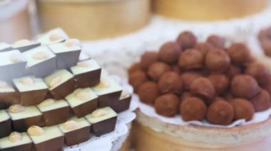 Çikolata Mağazası. Dükkanda raflarda çikolata tatlılar