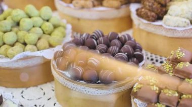 Çikolata Mağazası. Dükkanda raflarda çikolata tatlılar