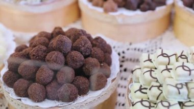 Çikolata Mağazası. Dükkanda raflarda çikolata tatlılar