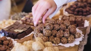 Çikolata Mağazası. Raflar ile el yapımı tatlılar tatlı