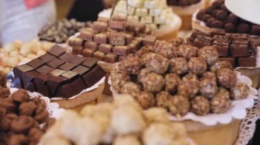 Çikolata Mağazası. Raflar ile el yapımı tatlılar tatlı