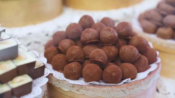 Loja de Chocolate. Doces de chocolate nas prateleiras na loja — Vídeo de Stock