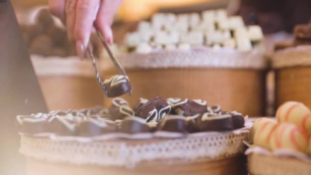 Schokoladenbonbons in Süßwarengeschäft Nahaufnahme — Stockvideo