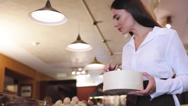 Chocolade winkel. Vrouwelijke verkoper In zoetwaren winkel — Stockvideo