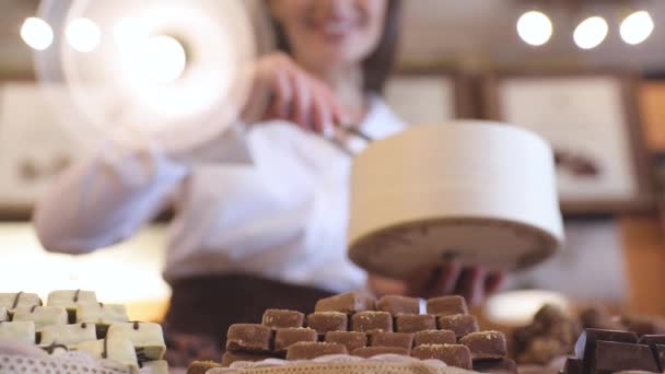 Tienda de chocolate. Vendedora en confitería — Vídeos de Stock