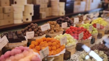 Çikolata Mağazası. Dükkanda raflarda çikolata tatlılar