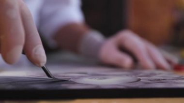 Çikolata sanat. El yapımı çikolata kesme fotoğrafa closeup