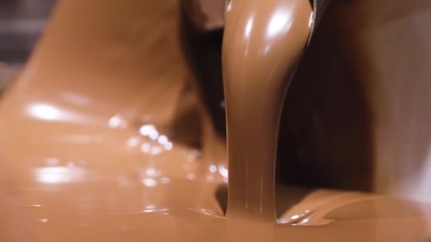 Schokoladenproduktion in der Fabrik. Nahaufnahme aus geschmolzener Schokolade — Stockvideo