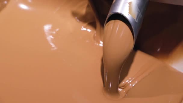 Producción de chocolate en fábrica. Chocolate derretido Primer plano — Vídeo de stock