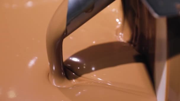 チョコレート工場生産。溶かされたチョコレートのクローズ アップ — ストック動画