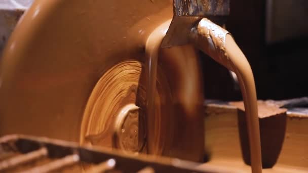 Produção de chocolate na fábrica. Chocolate derretido Closeup — Vídeo de Stock