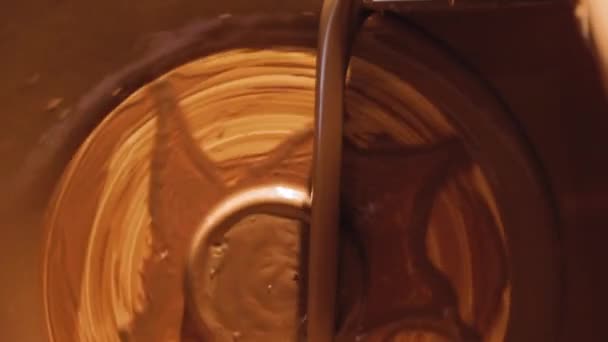 Productie van de chocolade fabriek. Gesmolten chocolade Closeup — Stockvideo