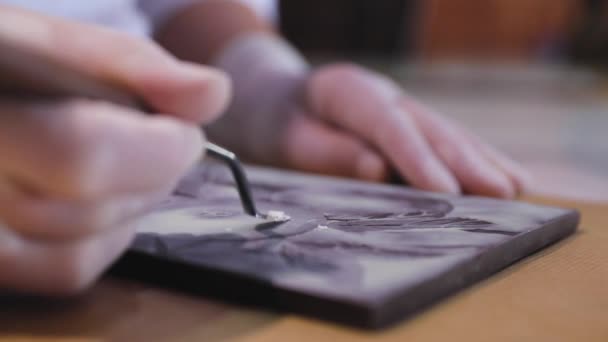 Chocolade Art. Close-up van snijden afbeelding op handgemaakte chocolade — Stockvideo