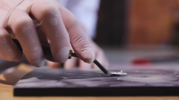 Шоколадное искусство. Close up of Cutting Picture On Handmade Chocolate — стоковое видео