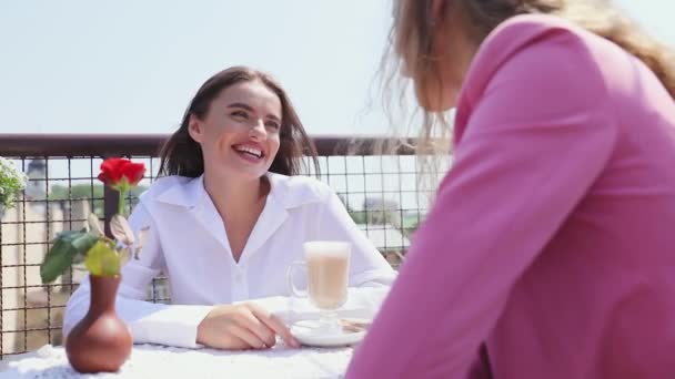 Femme Boire du café au café avec un ami en plein air — Video