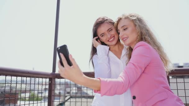 Mujeres haciendo foto en el teléfono móvil al aire libre — Vídeos de Stock