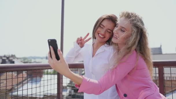 Mujeres haciendo foto en el teléfono móvil al aire libre — Vídeo de stock