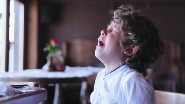 Rapaz a chorar. Criança irritada chora no café — Vídeo de Stock