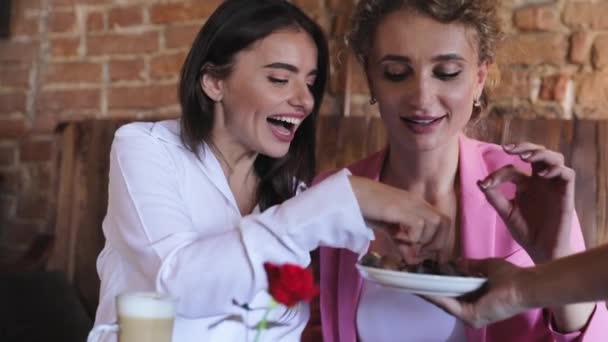 Suikerwerk. Vrouwen proeven van chocolade snoep In Cafe — Stockvideo