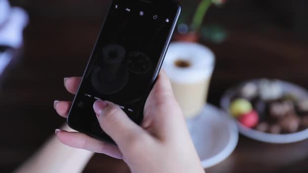 Fotografia de comida. Mulher fotografando café no telefone Closeup — Vídeo de Stock